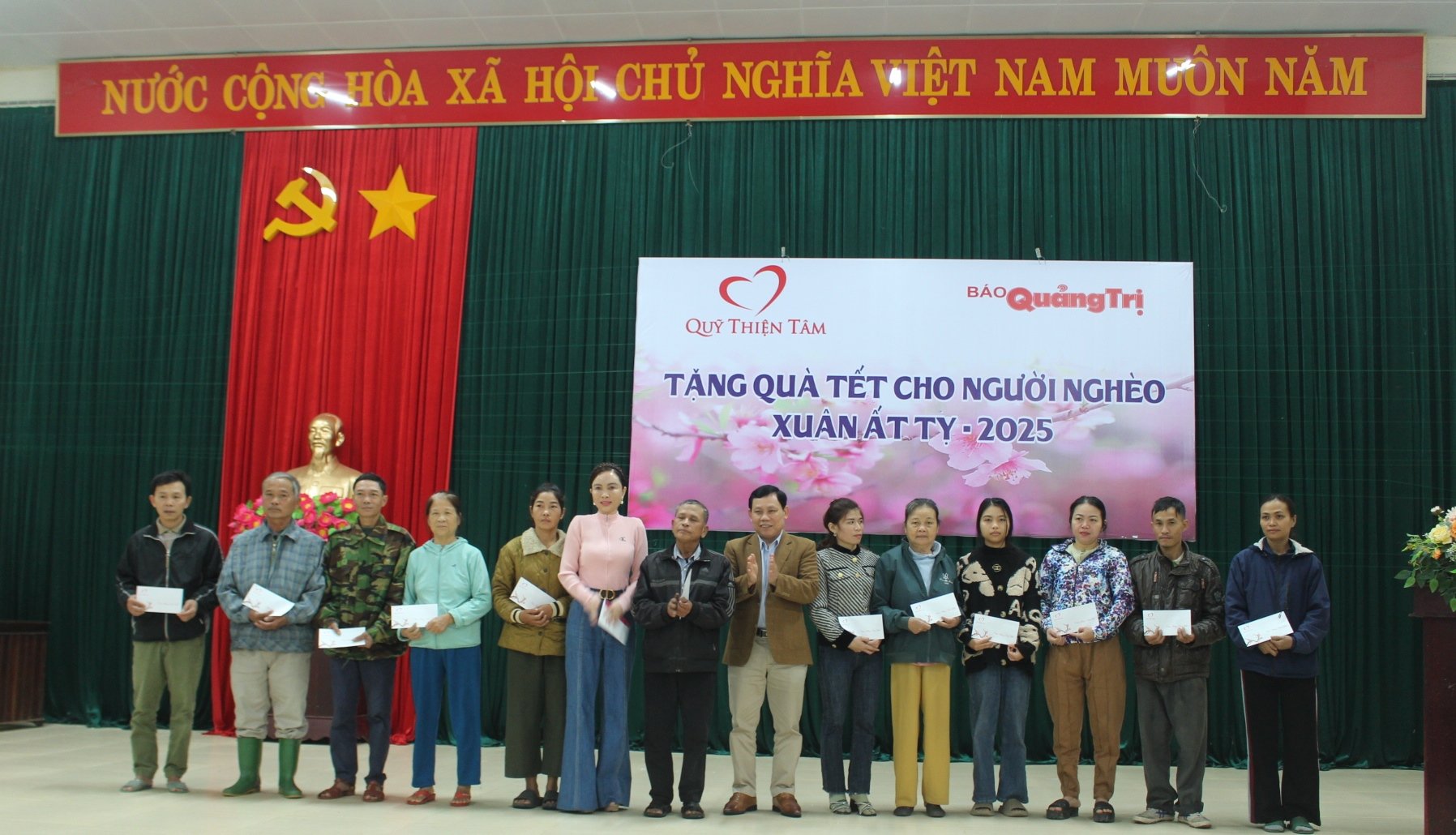 Presented 209 gifts to households in difficult circumstances in Dong Ha City.