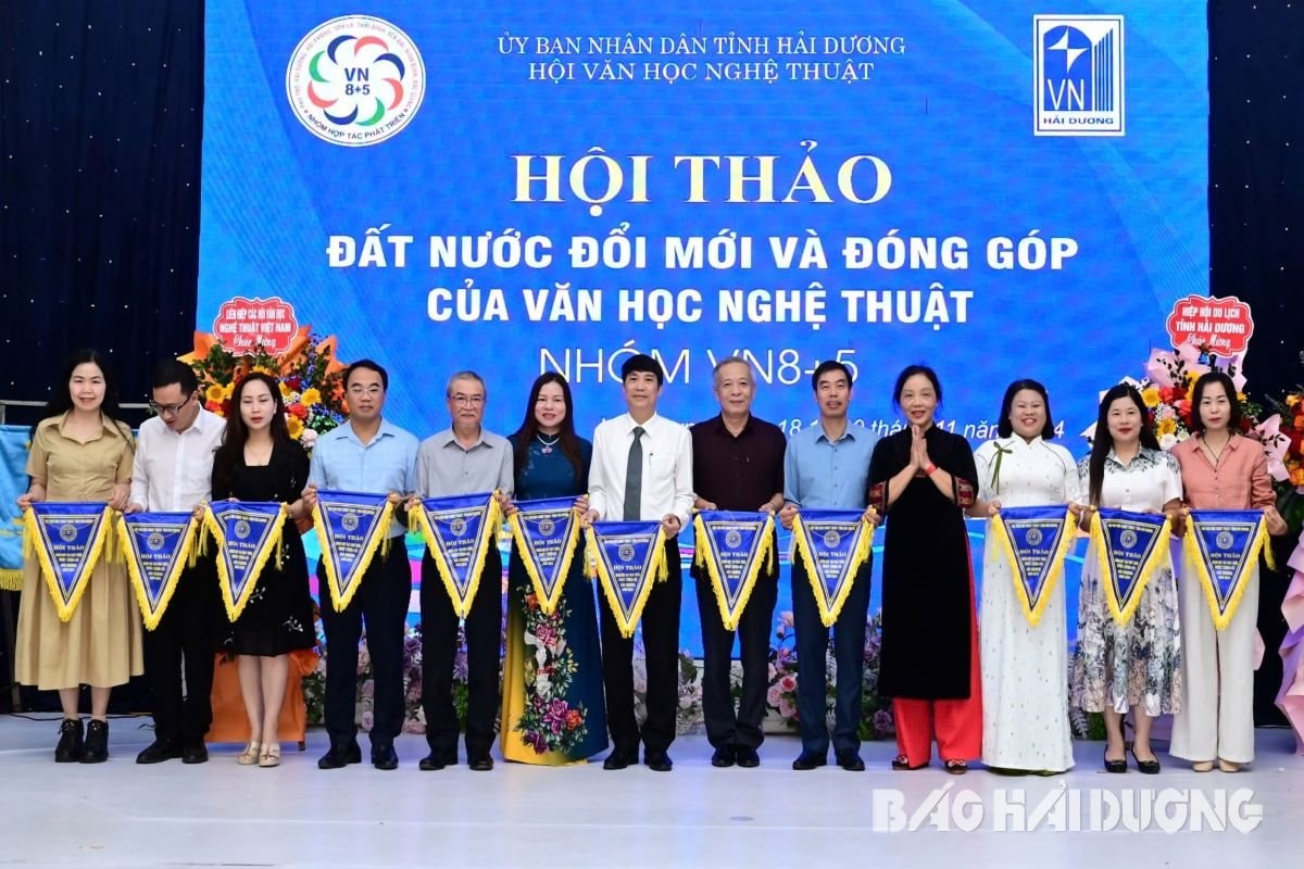 hoi-thao-dat-nuoc-doi-moi-va-dong-gop-cua-van-hoc-nghe-thuat (4)