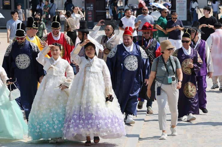 Khách nước ngoài trong trang phục Hanbok tại Cung điện Gyeongbok, Seoul đầu tháng 6. Ảnh: Yonhap