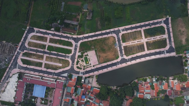 Vente aux enchères de terrains de nuit dans un quartier suburbain de Hanoi, le lot le plus élevé payé 133,3 millions de VND/m2 photo 9