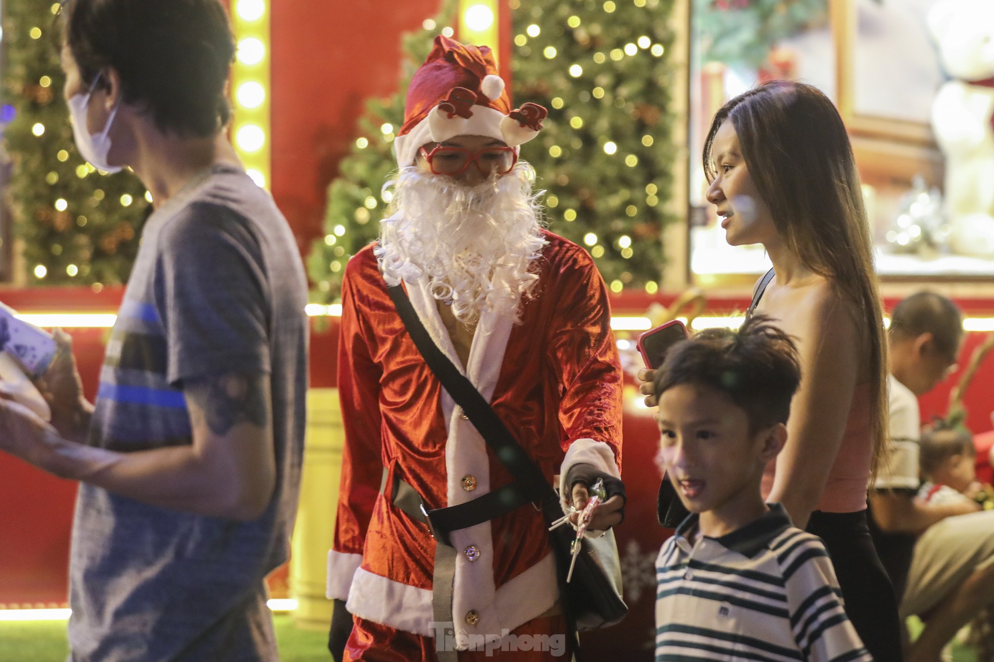 Christmas atmosphere comes early, young people in Ho Chi Minh City are fascinated with checking in photo 12