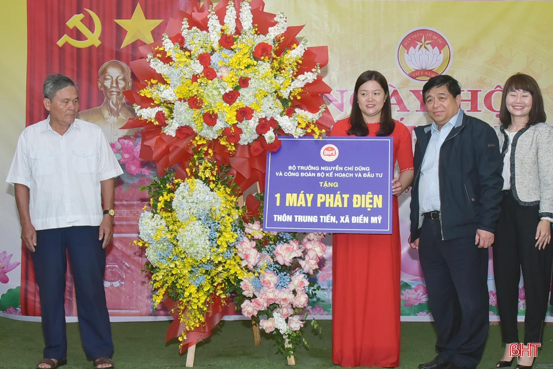 Minister für Planung und Investitionen nimmt an großem Solidaritätsfest teil und unterstützt benachteiligte Familien in Ha Tinh