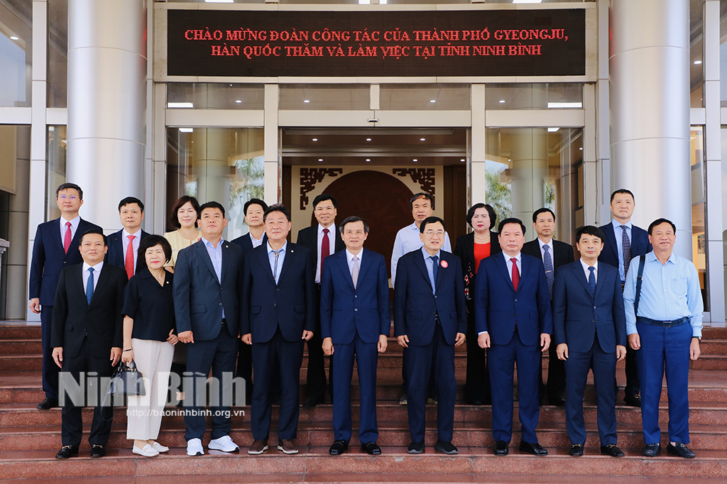 Le secrétaire provincial du Parti, Doan Minh Huan, a reçu et travaillé avec la délégation de la ville de Gyeongju, en Corée.