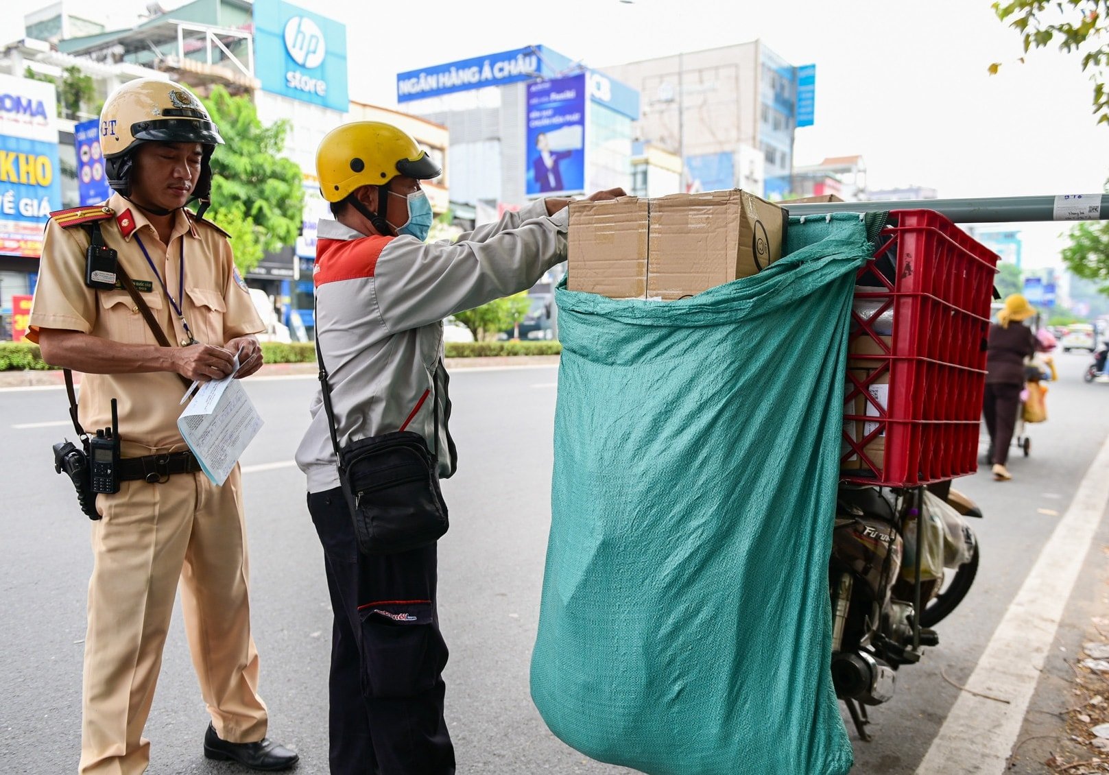 ทิ้งของไว้บังป้ายทะเบียนชายตกใจเมื่อถูกปรับ