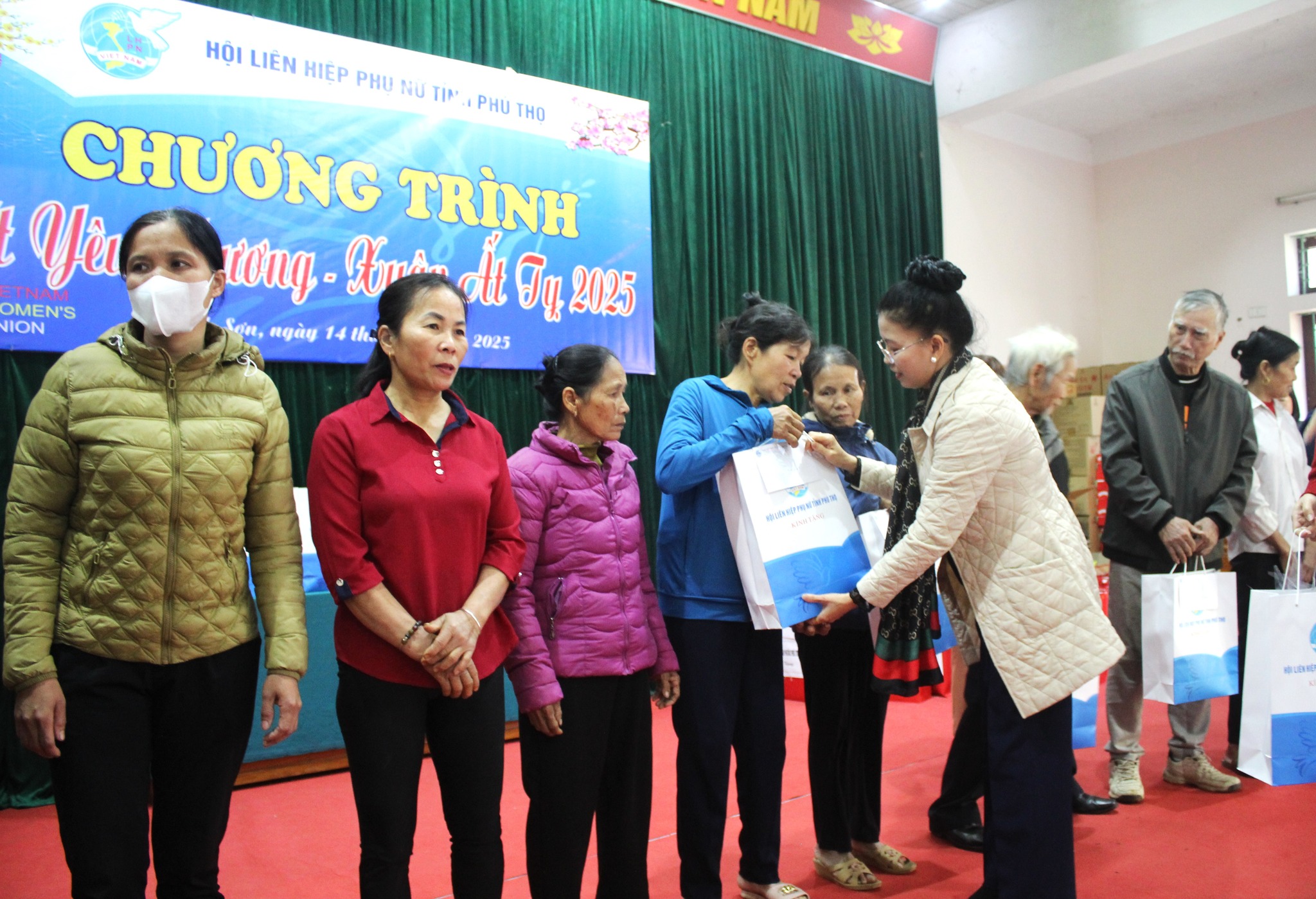 Offrir des cadeaux « Love Tet » dans le district de Thanh Son