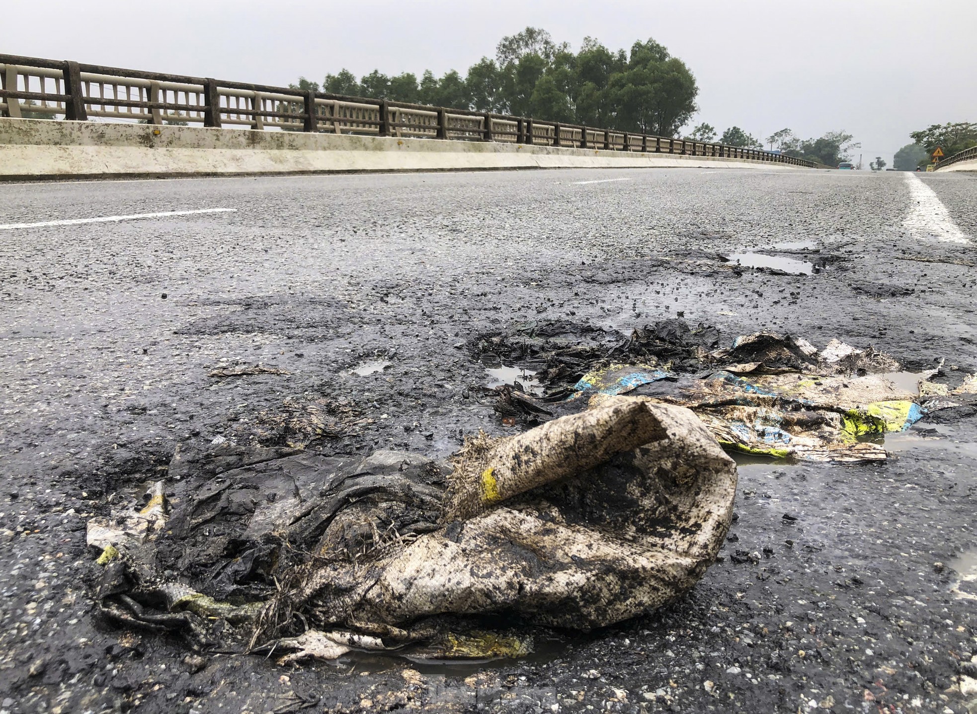 La carretera nacional 1A que pasa por Ha Tinh se erosionó tras la lluvia (foto 8)