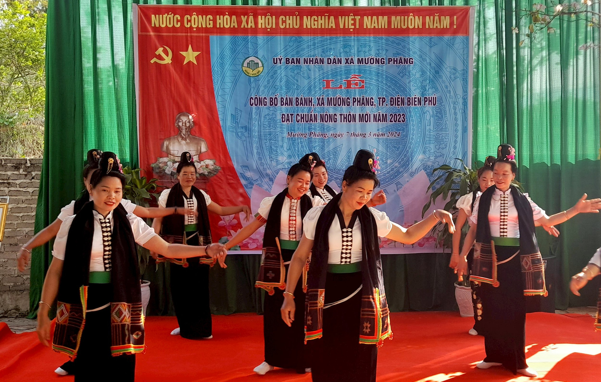 bai-muong-phang-anh-4-ban-banh-don-nhan-nong-thon-moi-07.03.2024--7f0c3311cc159ab3ff640d2ba1a5ed87.jpg
