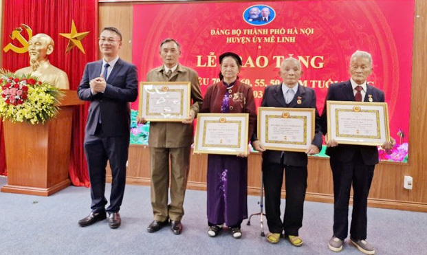 Chairman of Me Linh District People's Council Nguyen Anh Tuan awarded Party badges to party members.