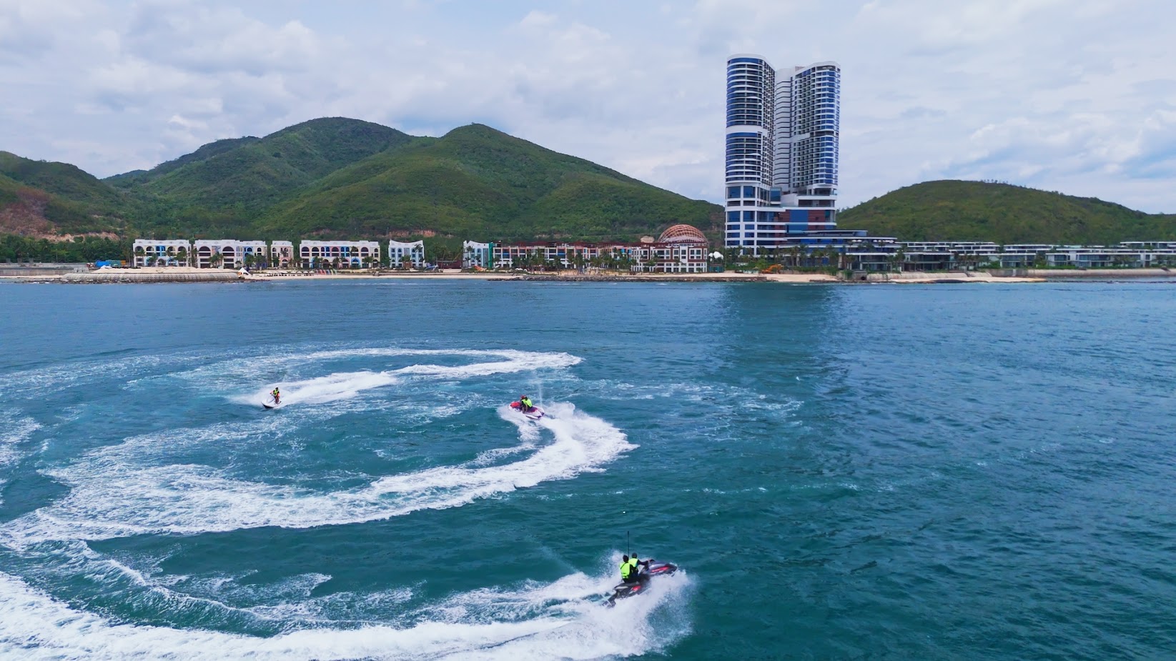 Avatar Sea Sports Center with many water sports such as scuba diving, paragliding, jet skiing, SUP, etc.
