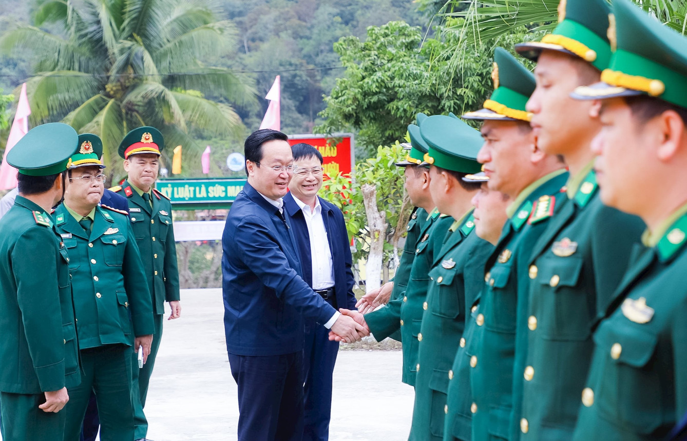 El secretario provincial del Partido, Nguyen Duc Trung, visitó y entregó obsequios del Tet a las fuerzas armadas en el distrito de Ky Son