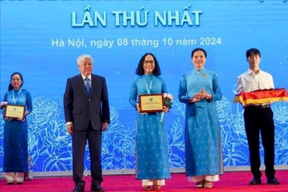 Chủ tịch Hội Phụ nữ Chí Linh nhận giải thưởng Nguyễn Thị Định lần thứ nhất