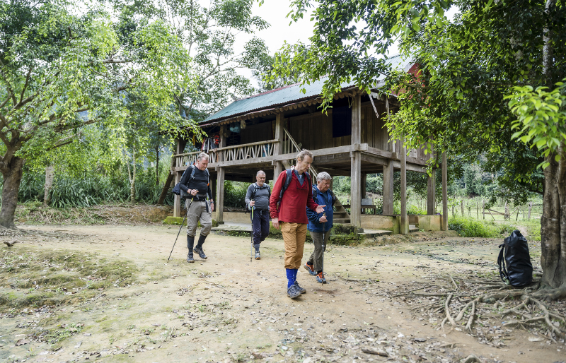 Touristen besuchen das Dorf Doong in der Gemeinde Tan Trach (Bo Trach).