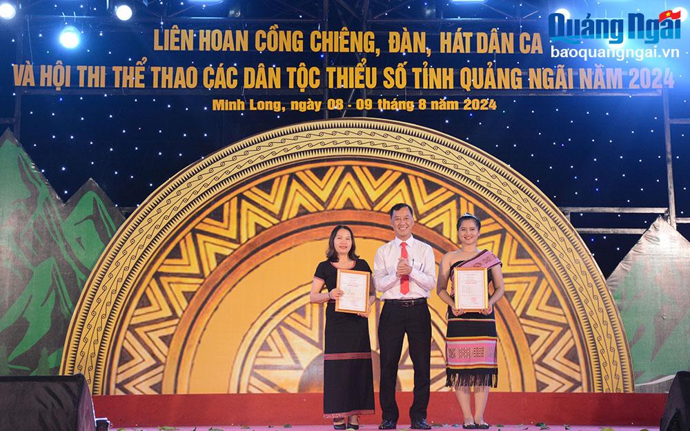 Ban tổ chức trao giải A cho các tiết mục đặc sắc.