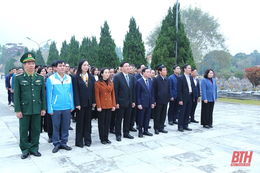 El subsecretario permanente del Comité Provincial del Partido, Lai The Nguyen, visitó el Cementerio Internacional de Mártires de Dong Tam y visitó y entregó regalos a las familias de los políticos en el distrito de Ba Thuoc.