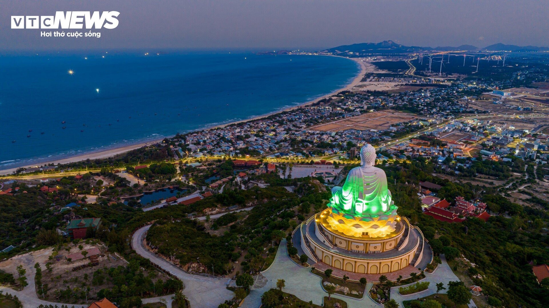 Entdecken Sie das Meeresparadies am Fuße der riesigen sitzenden Buddha-Statue in Binh Dinh - 10