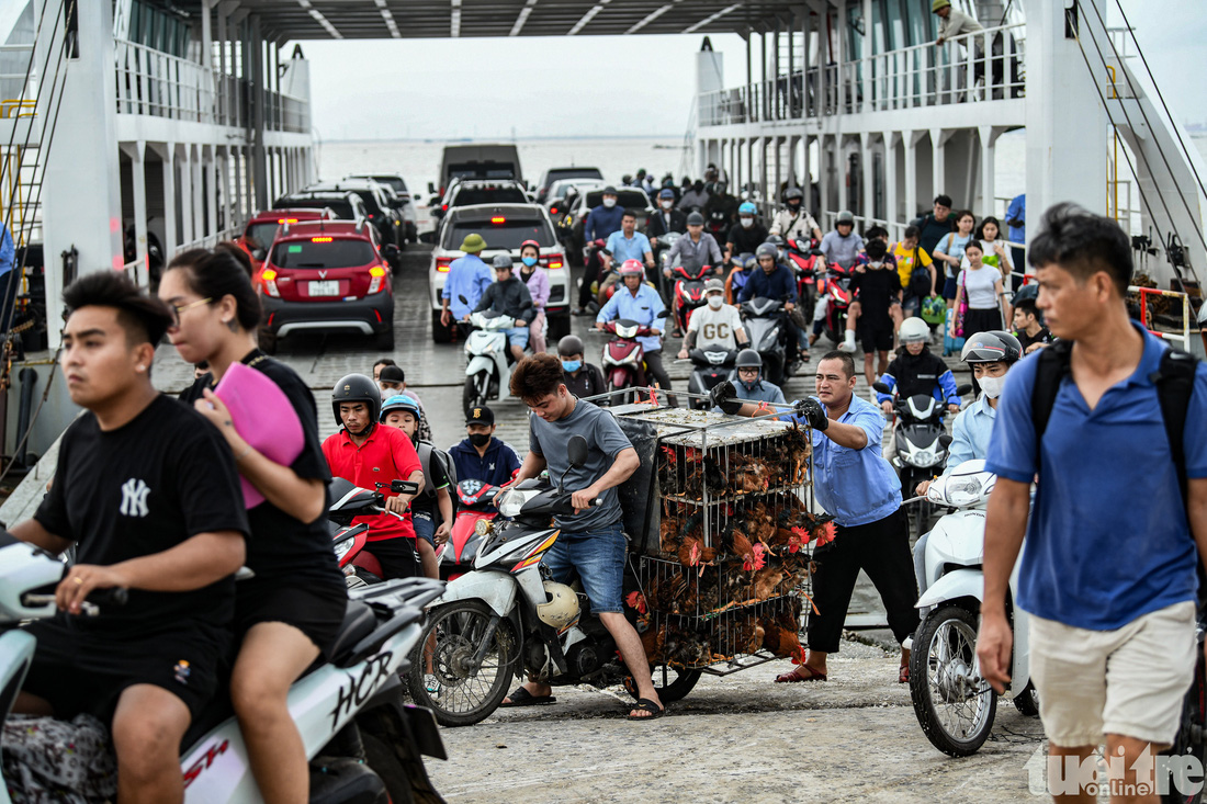 Những hình ảnh đầu tiên từ tâm bão Cát Bà: Đổ nát, hoang tàn đến đau lòng - Ảnh 1.