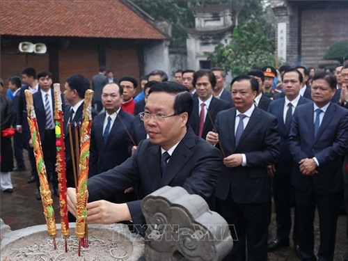 President Vo Van Thuong offers incense in memory of King An Duong Vuong