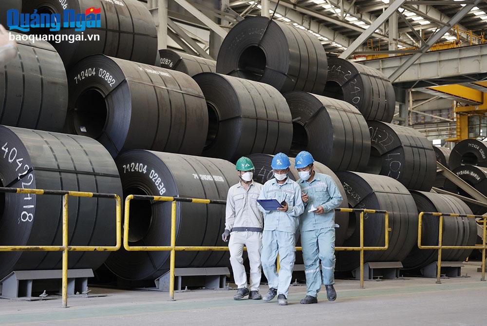 Sản phẩm thép cuộn cán nóng sản xuất tại Khu liên hợp sản xuất gang thép Hòa Phát Dung Quất.                                      			                ẢNH: P.D