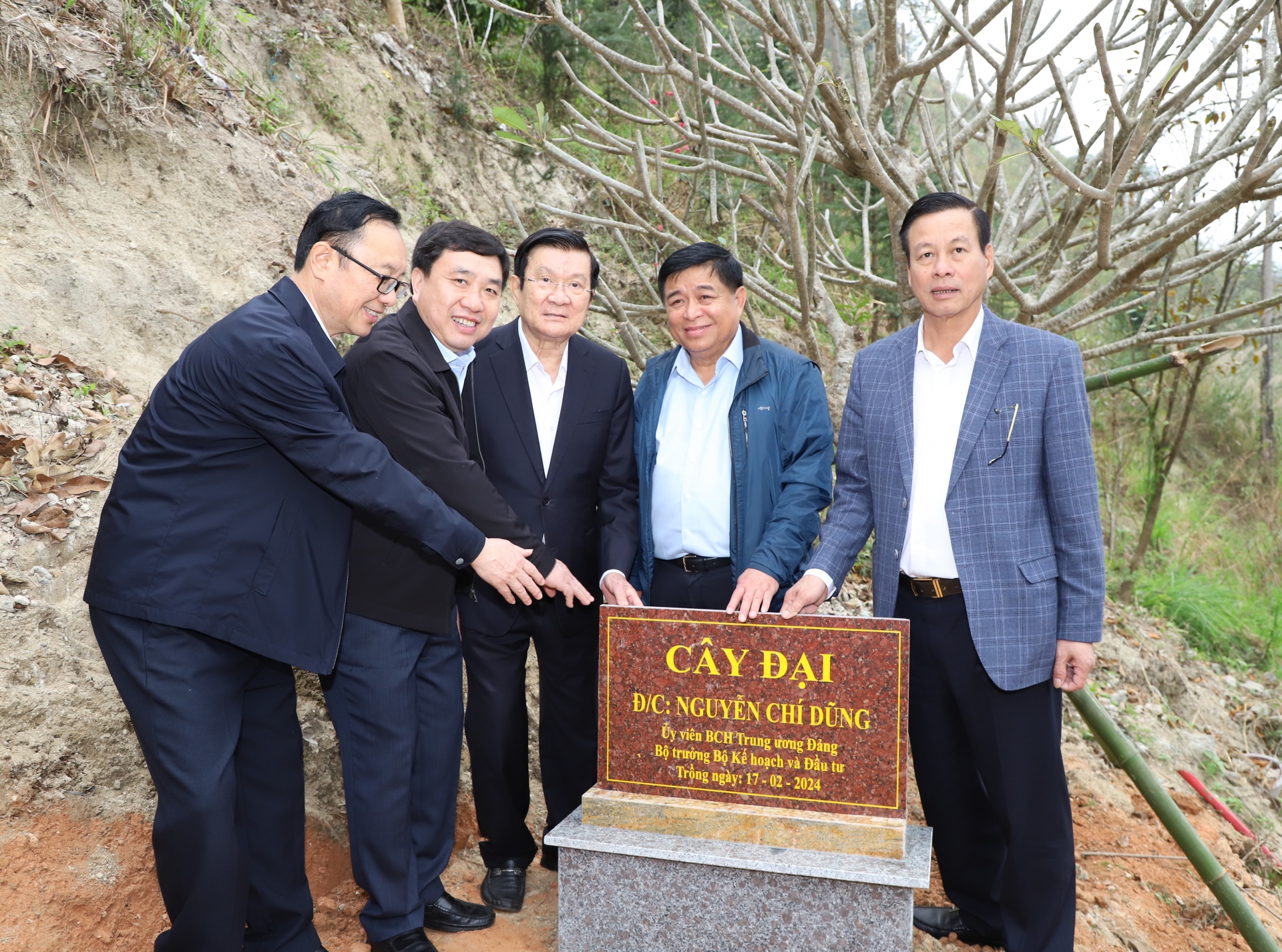 Der ehemalige Präsident Truong Tan Sang, der Minister für Planung und Investitionen Nguyen Chi Dung und die Provinzführer pflanzten einen Gedenkbaum am Märtyrertempel am High Point 468.