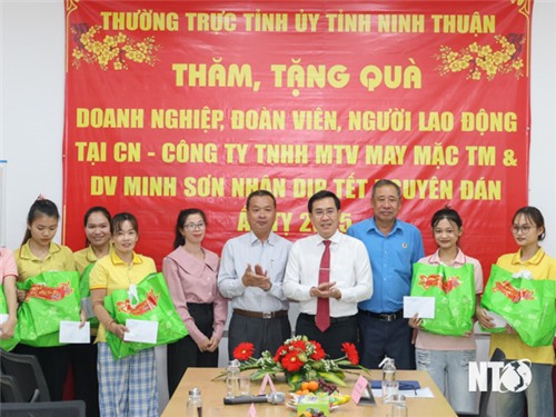 Comrade Pham Van Hau, Standing Deputy Secretary of the Provincial Party Committee, Chairman of the Provincial People's Council visited and presented gifts to businesses on the occasion of the Lunar New Year 2025.