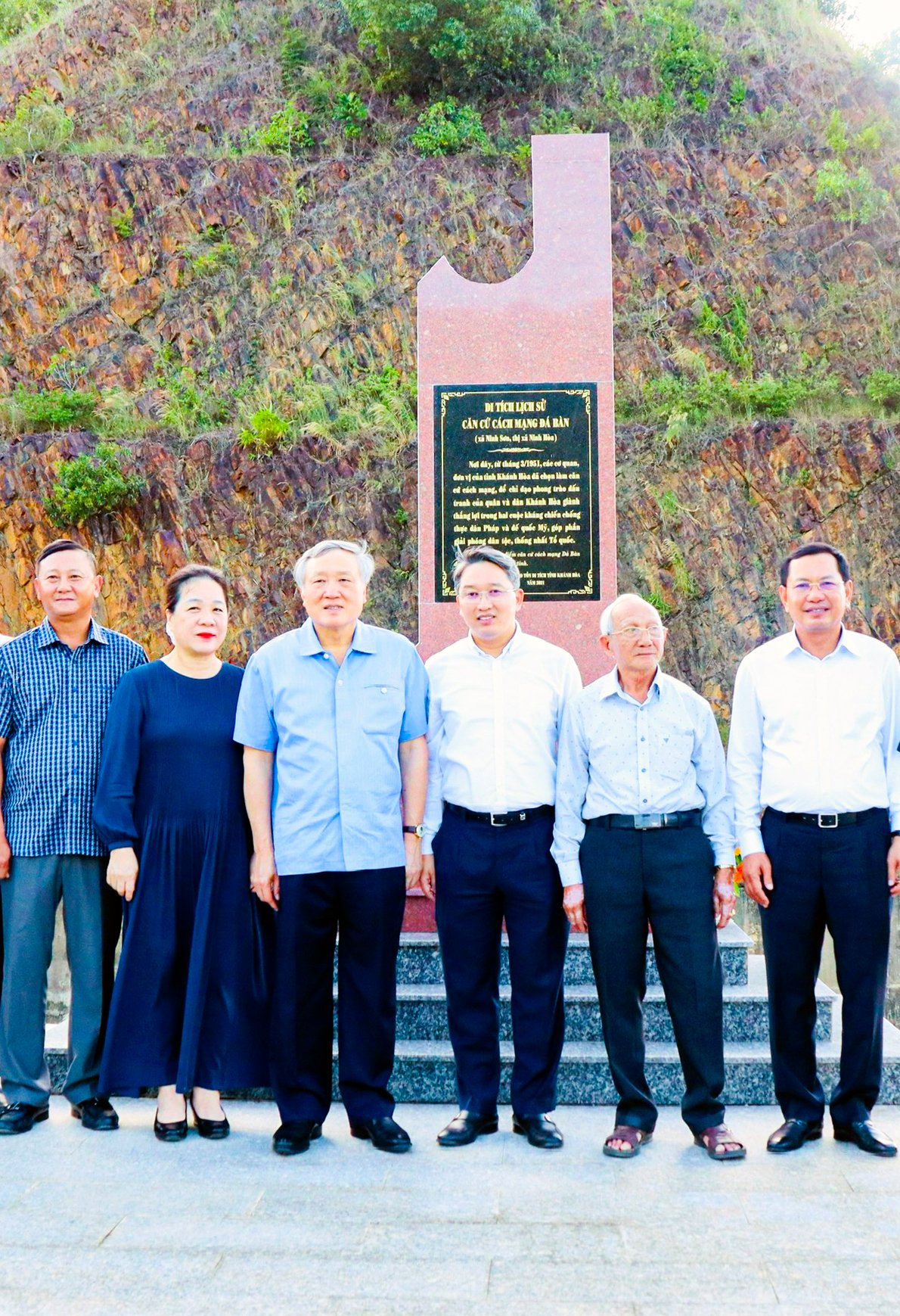 รองนายกรัฐมนตรีถาวรเหงียนหว่าบิ่ญและรัฐมนตรีว่าการกระทรวงยุติธรรมเหงียนไห่นิญ อดีตเลขาธิการคณะกรรมการพรรคจังหวัดคั๋นฮัว เยี่ยมชมสถานที่ประวัติศาสตร์ฐานทัพปฏิวัติดาบันในเดือนเมษายน พ.ศ. 2566