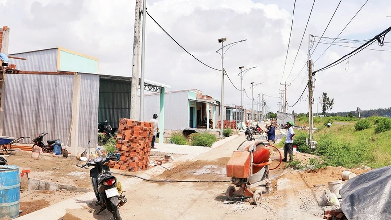 Menschen bauen Häuser im Umsiedlungsgebiet des Weilers Ho Thung, Gemeinde Dong Hai, Bezirk Duyen Hai, Provinz Tra Vinh.
