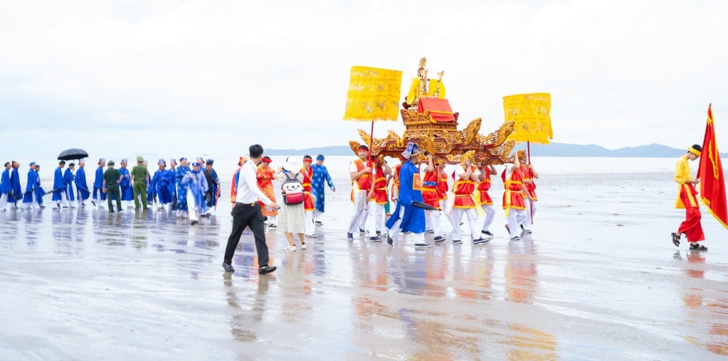 The procession to welcome the gods on the sea at the Tra Co communal house traditional festival in the year of Giap Thin 2024. Photo: Vi Thu (Mong Cai Cultural and Information Center)