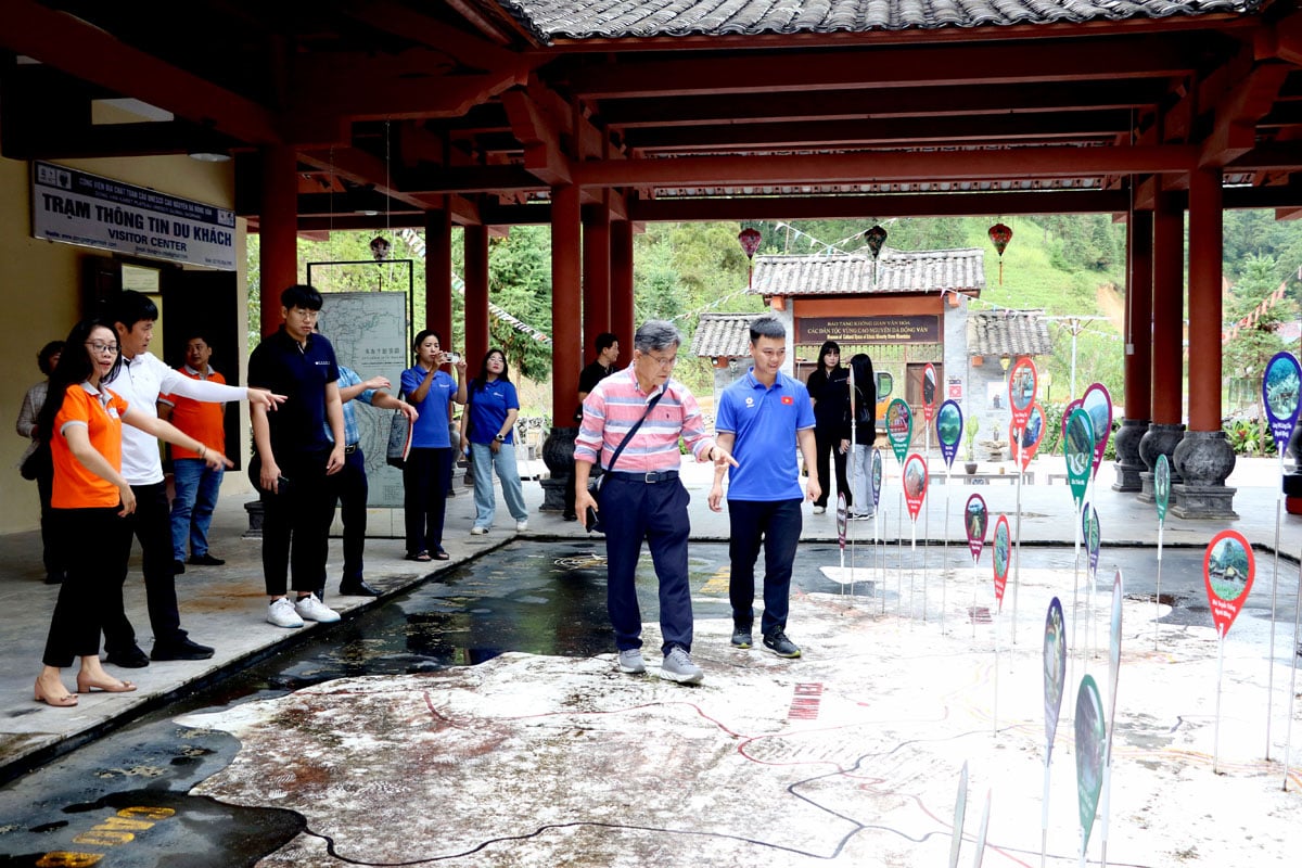 Đoàn công tác Công viên địa chất Toàn cầu UNESCO Mudeungsan (Hàn Quốc) khảo sát  Bảo tàng không gian văn hóa các dân tộc vùng Cao nguyên đá Đồng Văn