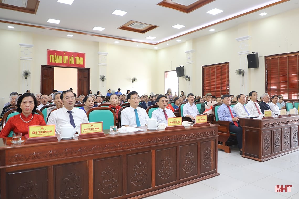 Provincial leaders award Party badges to party members in Ha Tinh city