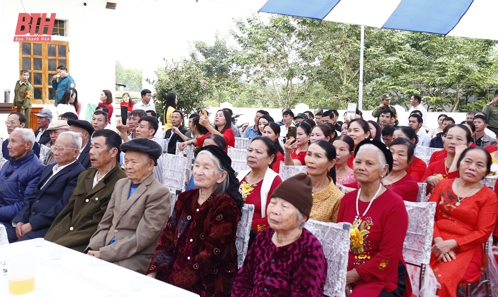 Le président du Comité populaire provincial, Do Minh Tuan, a assisté à la Journée de la Grande Unité nationale dans la zone résidentielle 5 de la commune de Can Khe