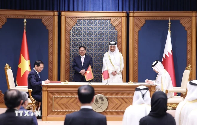 ファム・ミン・チン首相とカタール国のシェイク・モハメッド・ビン・アブドゥルラフマン・ビン・ジャシム・アル・サーニ首相は、ベトナム政府とカタール政府間の航空輸送に関する協定を改正する議定書の調印式に立ち会った。（写真：ドゥオン・ザン/VNA）