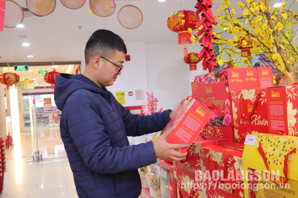 ผู้บริโภคเลือกกล่องของขวัญวันตรุษจีนที่ซูเปอร์มาร์เก็ต WinMart เมืองลางซอน