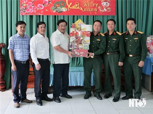 Provincial People's Committee leaders visited and presented Tet gifts to military units and comrades and families of former provincial leaders.