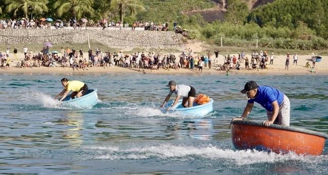 Hát tuồng, Lắc thúng, bơi thúng, và nhiều trò chơi khác làm cho Lễ hội đa dạng màu sắc.