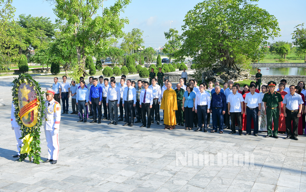 Delegates attending the 12th Congress of the Vietnam Fatherland Front of Ninh Binh province offered incense to commemorate heroic martyrs.