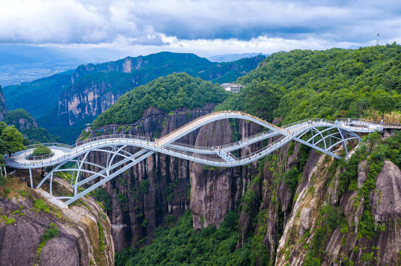 El puente fue inaugurado en 2017 y abierto a los visitantes locales en 2020. Toda la estructura está formada por tres tableros ondulados entrelazados, que se asemejan a tres olas que se cruzan sobre un cañón.