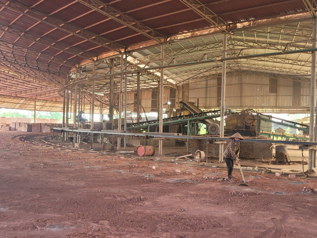 Optimale Anwendung des Scheibenofens (Drehrohrofen) bei der Ziegelproduktion in der Gemeinde Hoang Hanh (Stadt Hung Yen)