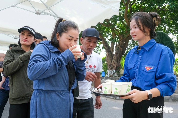 Người dân xếp quạt cây ra đường, pha nước chanh cho người đến viếng Tổng Bí thư Nguyễn Phú Trọng- Ảnh 10.