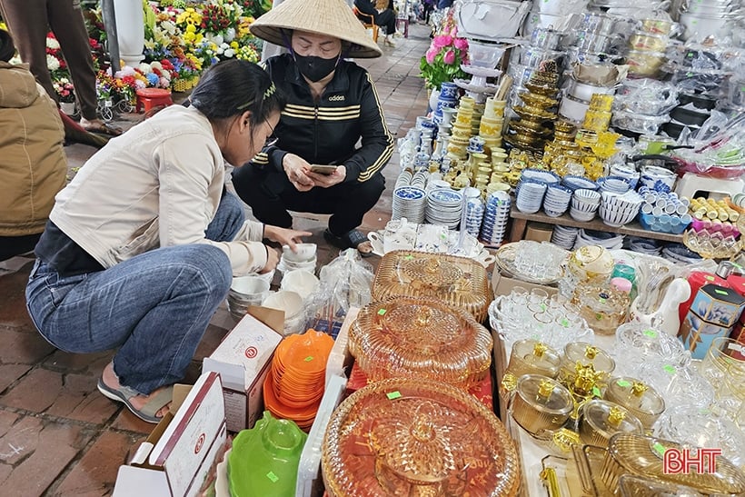 Los negocios van lentos y los comerciantes del mercado más grande de Ha Tinh se muestran cautelosos a la hora de importar bienes para el Tet.