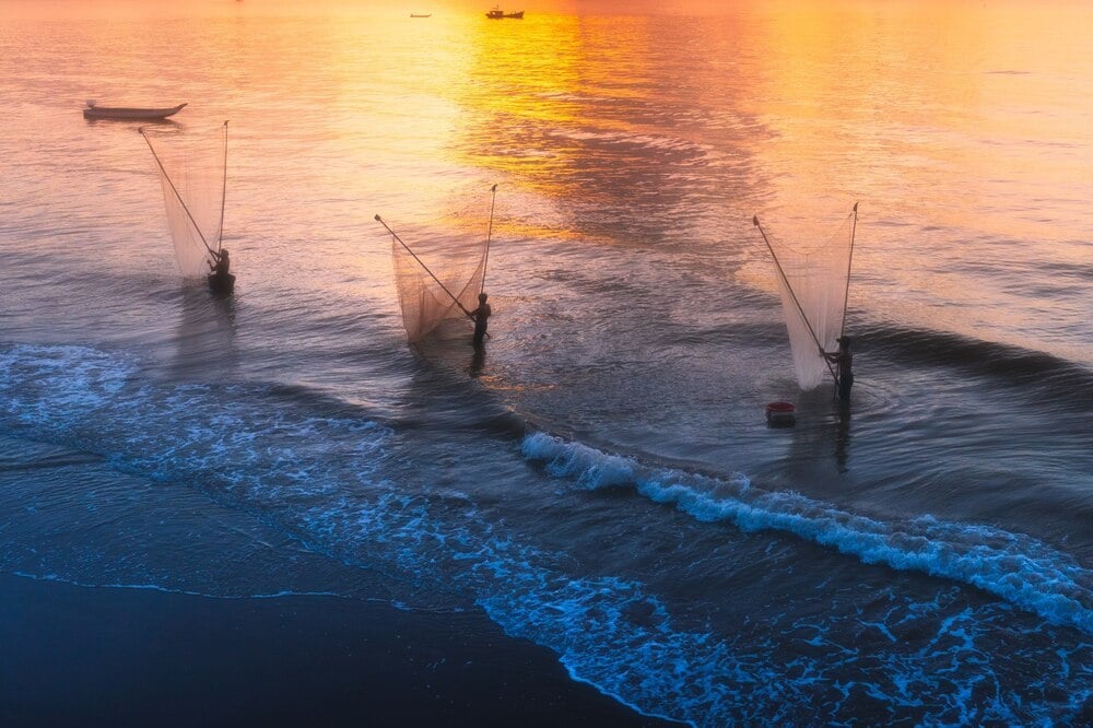 Viviendo en medio del río, la mayoría de la gente aquí está ligada a la profesión de pescador. Aunque no son ricos, casi todos tienen una vida cómoda, son libres y extremadamente generosos, entusiastas y sinceros.