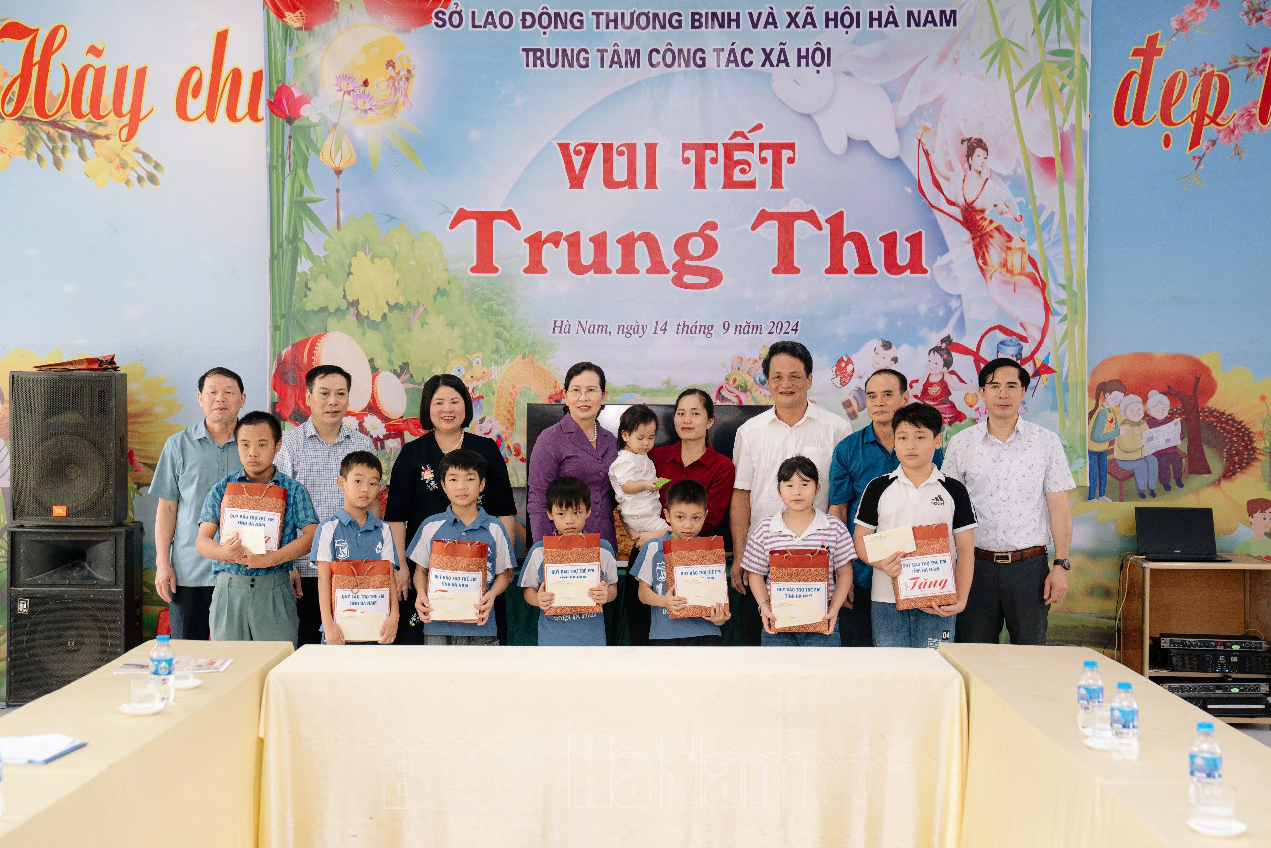 Le Thi Thuy 도당 서기가 도 사회복지센터 어린이들에게 중추절 선물을 전달하고 있다.