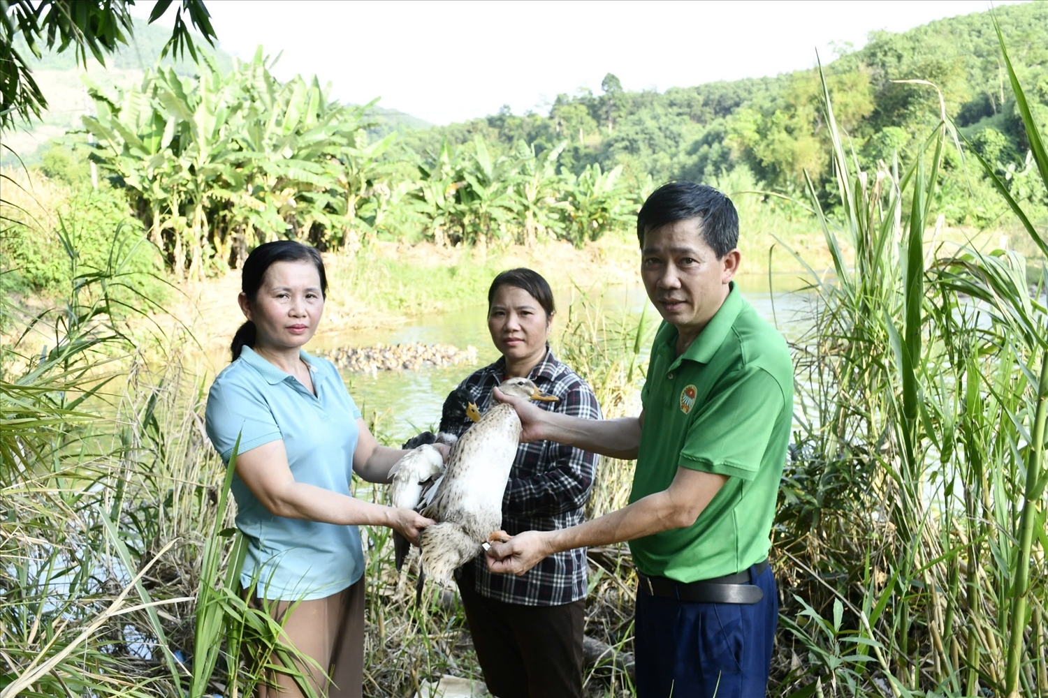 Chị Nông Thị Lịch, Giám đốc HTX vịt bầu Minh Hương (ngoài cùng bên trái) giới thiệu về sản phẩm vịt Minh Hương.