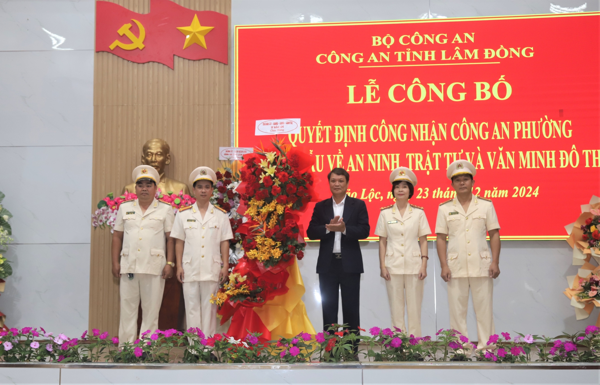 Đạ tá Nguyễn Quang Thống - Phó Giám đốc Công an tỉnh Lâm Đồng tặng hoa chúc mừng tập thể cán bộ, chiến sĩ Công an Phường 1