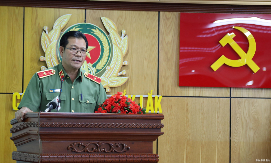 En la conferencia habló el mayor general Le Vinh Quy, director del Departamento de Policía Provincial y jefe adjunto del Grupo de Trabajo que implementa el Proyecto 06 en las provincias.