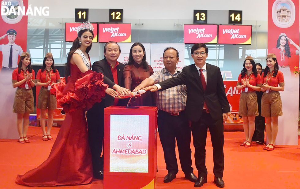 La vicepresidenta del Comité Popular de la Ciudad, Nguyen Thi Anh Thi (en el centro), y representantes de departamentos, agencias y empresas presionaron el botón para lanzar la ruta de vuelo Da Nang - Ahmedabad. Foto: THU HA