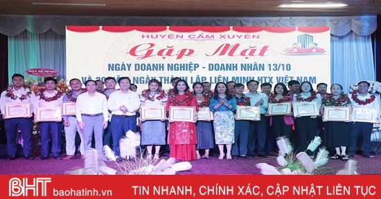 Cam Xuyen honors 21 businesses and entrepreneurs