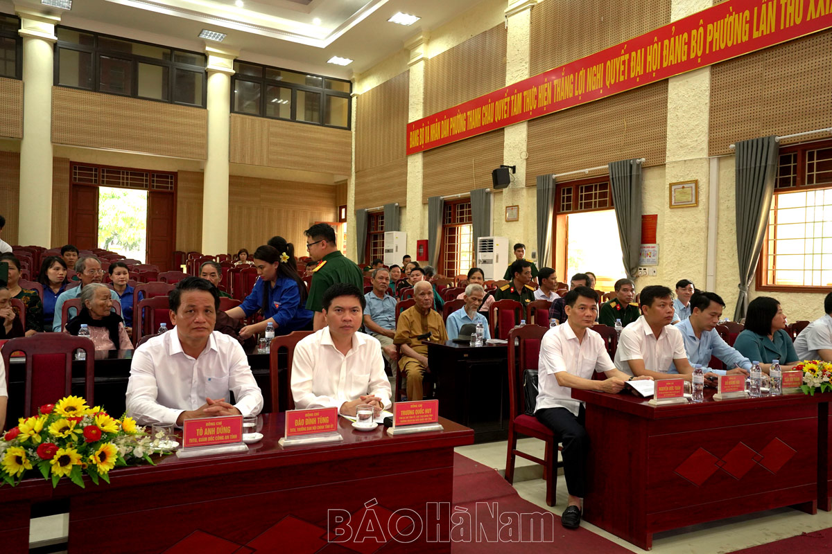 The Chairman of the Provincial People's Committee met and visited and presented gifts to the Youth Volunteer Force CSĐB DCHT living in Phu Ly city.