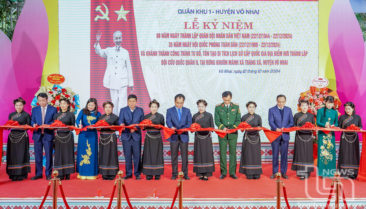 Delegates cut the ribbon to inaugurate the project to restore and embellish the historical site of the establishment of the Second National Salvation Army.
