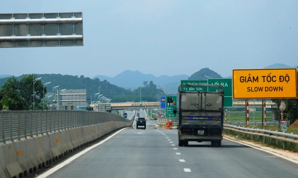 タインホア省を通るマイソン・国道45号線を走る車両。（写真：Viet Hung/Vietnam+）