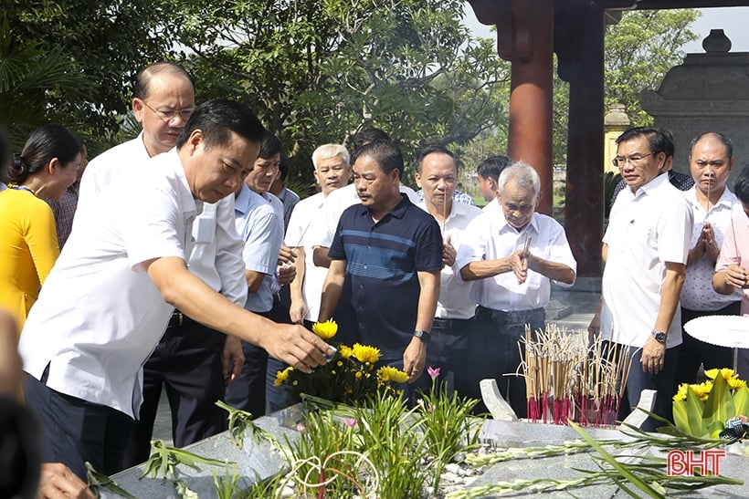 203e anniversaire de la mort du grand poète Nguyen Du